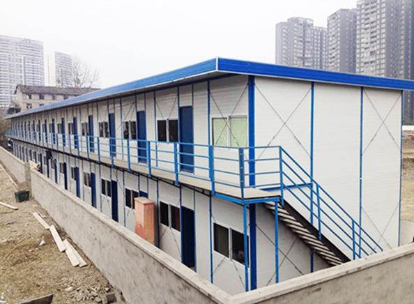 用彩鋼板搭建活動(dòng)板房有什么優(yōu)勢(shì)？